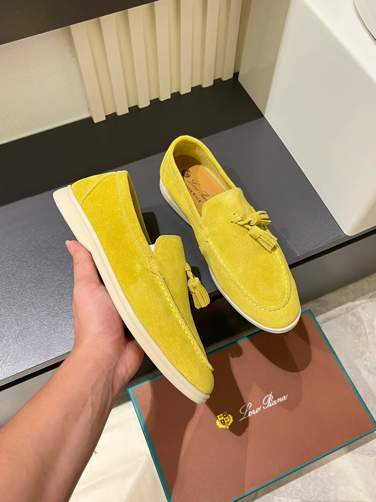 Men's shoes 💰p360 "Loro men's shoes 💰pian'*" Classic L men's shoes for couples 💰p Top version British flat loafers, a must-have item in old money style, the minimalist design is eye-catching and durable, a plus point for dressing The soft foot feel and texture are outstanding. They don’t scratch your feet and are very nice. They are matched with soft and waxy soles. They can be worn daily for a long time without getting tired. They are easy to wear, versatile and classic items, with perfect foot feel and texture! Imported cashmere fabric, the lining is made of imported A-grade water-dyed cow lining, the top version of the genuine leather midsole is sewn with pure handmade mark thread! Size: Female 35-40 (34. Customized) Male 38-44 (45.46. Customized)